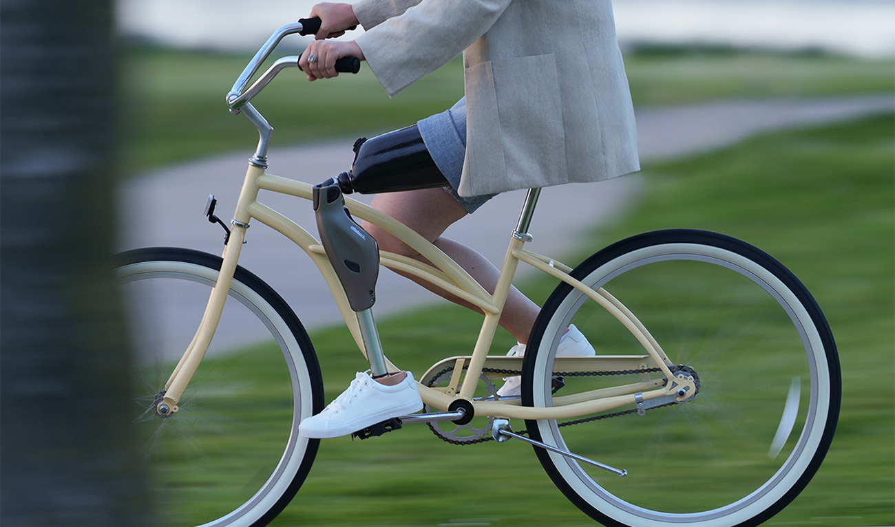 Foto Frau auf Fahrrad mit einer Oberschenkelprothese