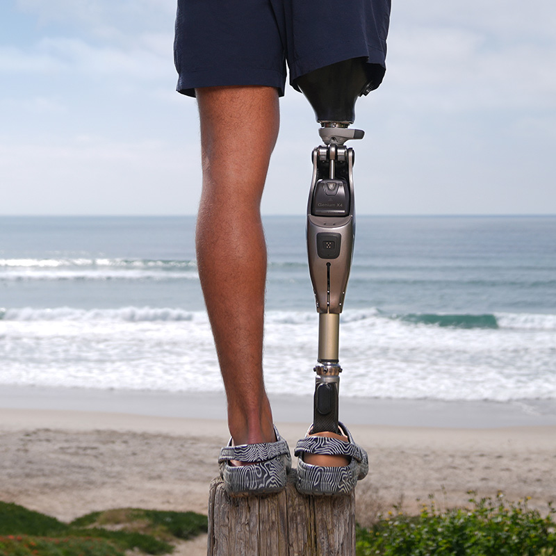 Foto Mann am Strand mit einer Badeprothese